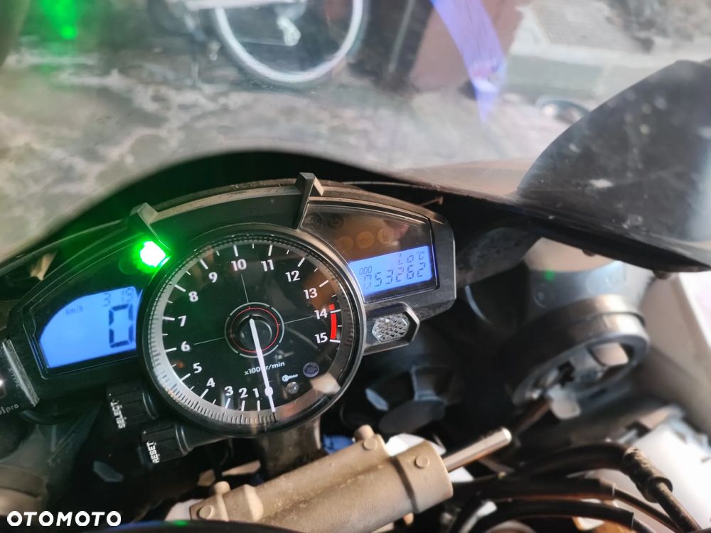 Yamaha R1 - 15