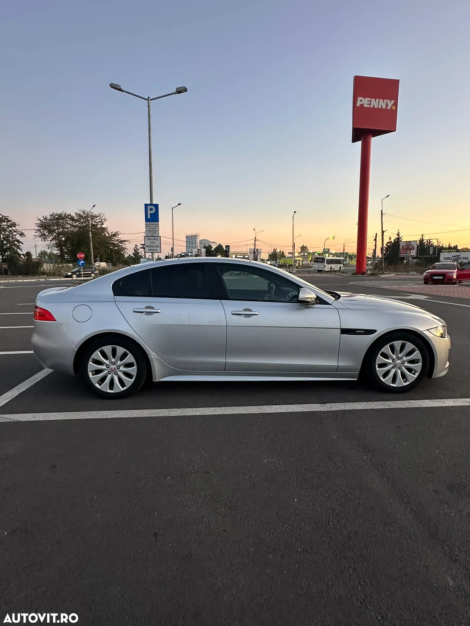 Jaguar XE 2.0 R-Sport - 11
