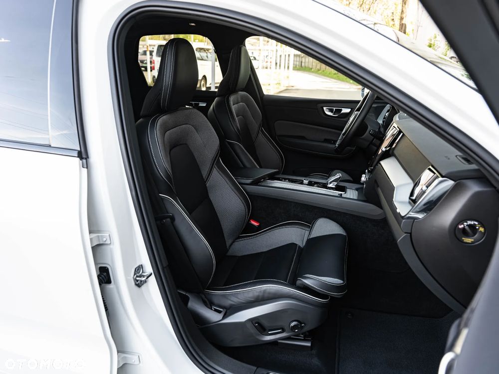 Volvo XC 60 B4 B Plus Dark - 27