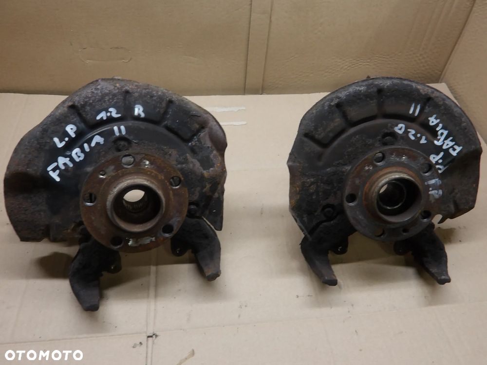 SKODA FABIA II 07-10 1.2B ZWROTNICA PIASTA PRAWA LEWA PRZÓD PRZEDNIA - 1