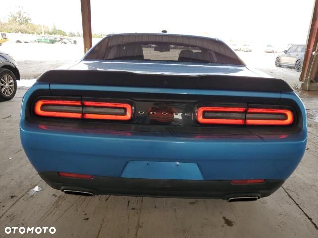 Dodge Challenger - 12