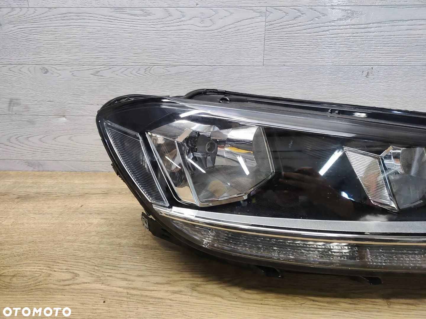 Volkswagen Touran III 2017 Przód strona prawa Lampy przednie - 4