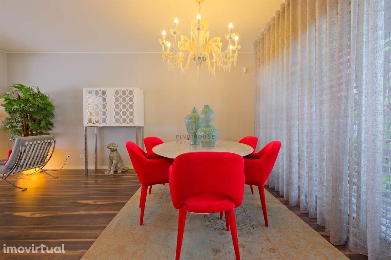 Moradia T4 com garagem box, piscina e jardim em Santo António da Charn - Grande imagem: 4/47