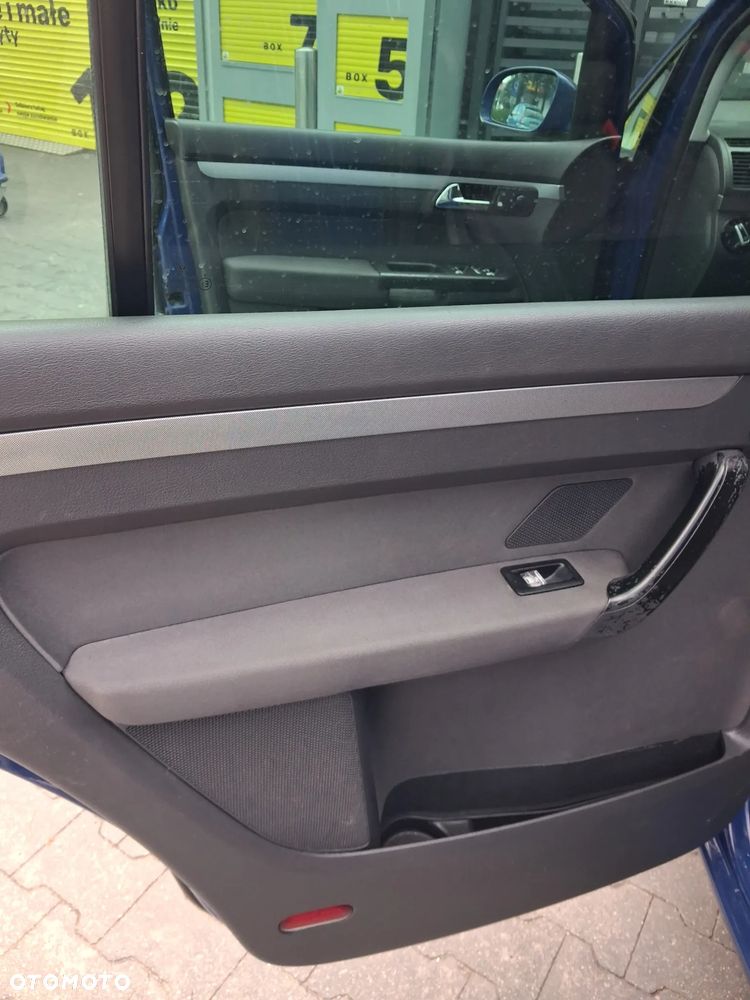 Volkswagen Touran 1.6 FSI Basis - 10