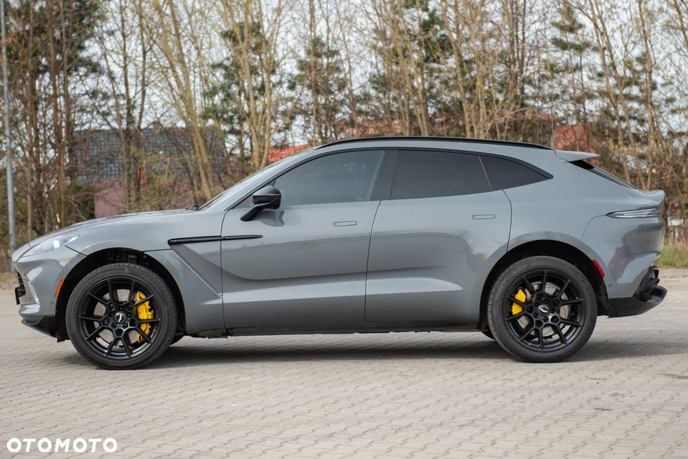 Aston Martin DBX - 7