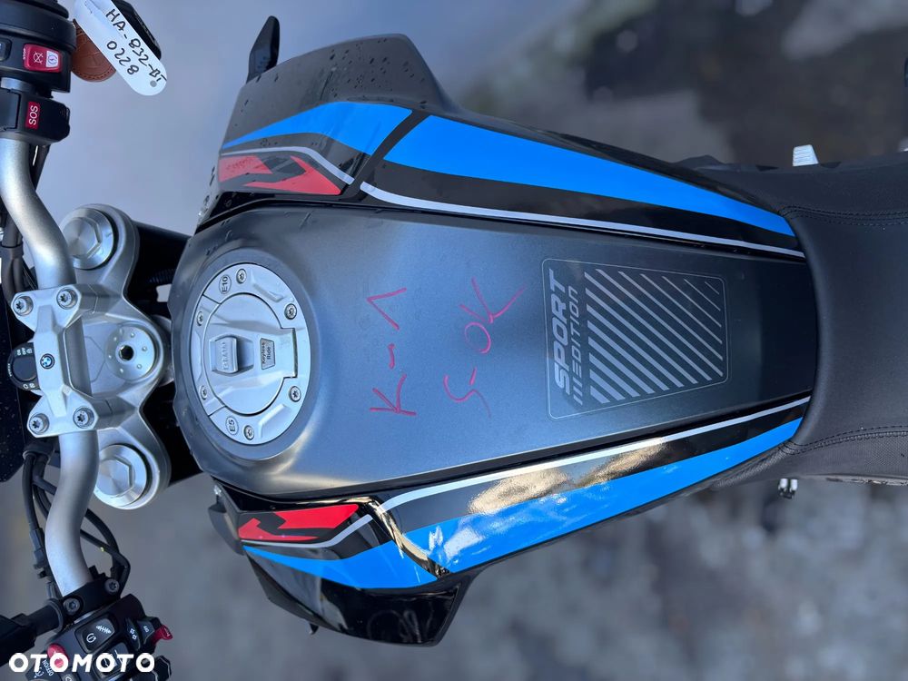 BMW F - 21