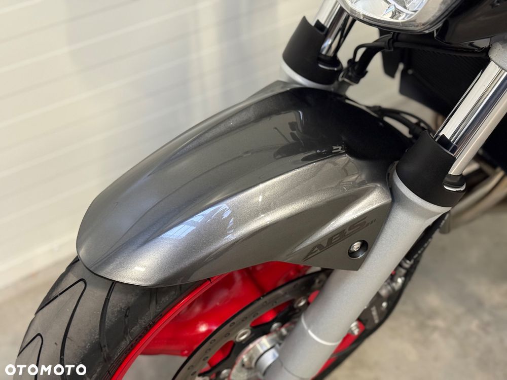 Suzuki GSR - 23