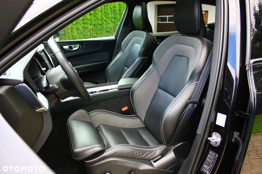 Volvo XC 60 B4 D AWD Plus Dark - 23