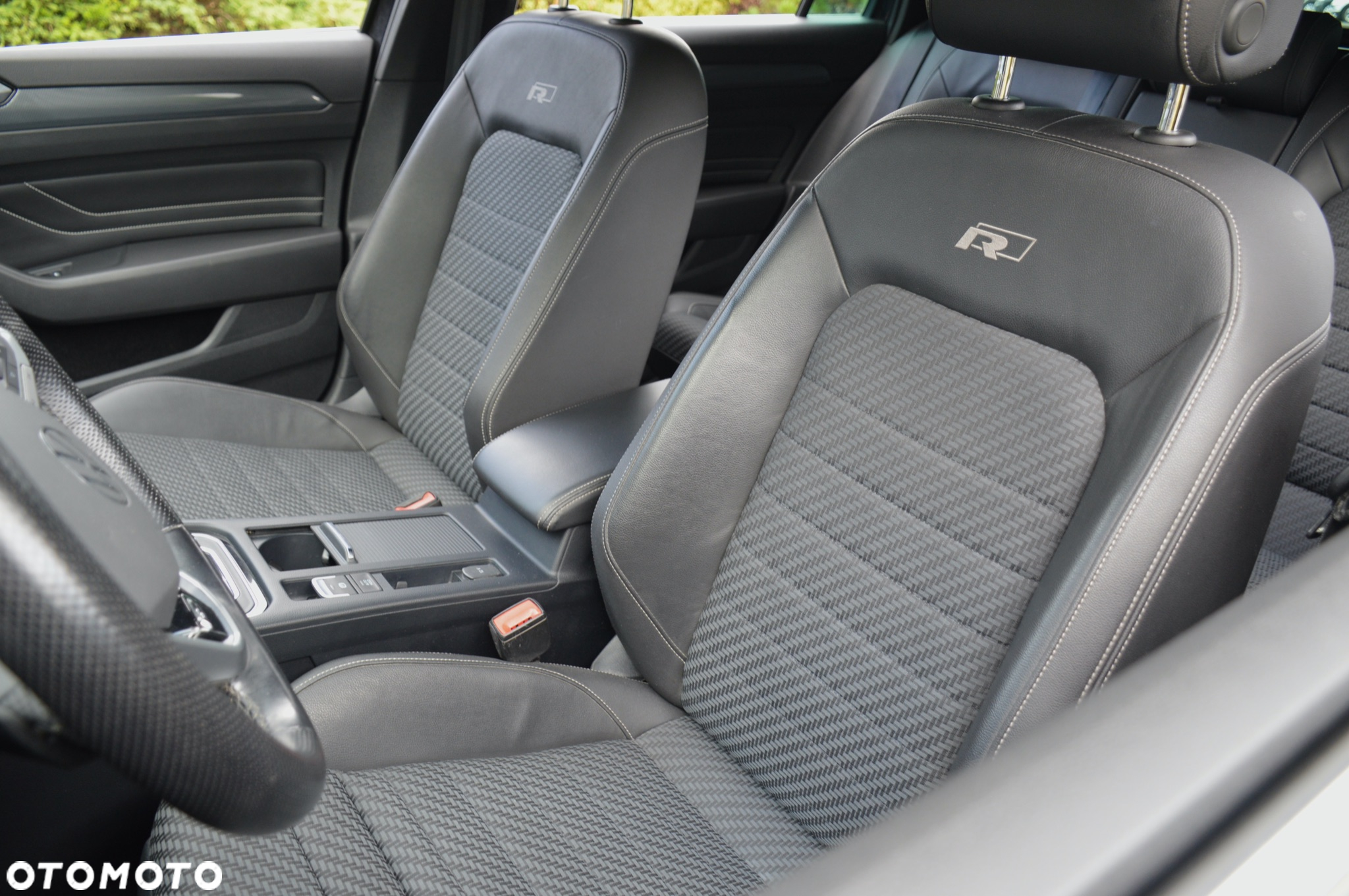Volkswagen Passat Variant 2.0 TDI SCR DSG R-Line - 26