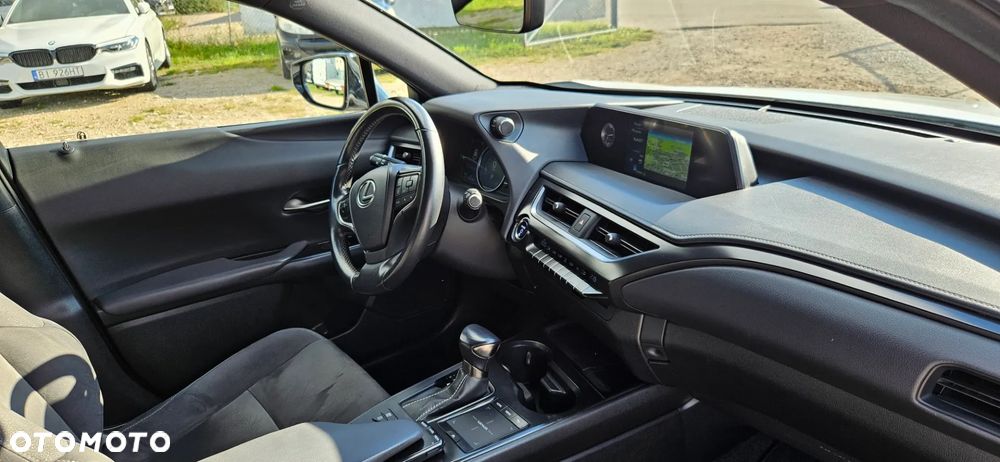 Lexus UX - 25