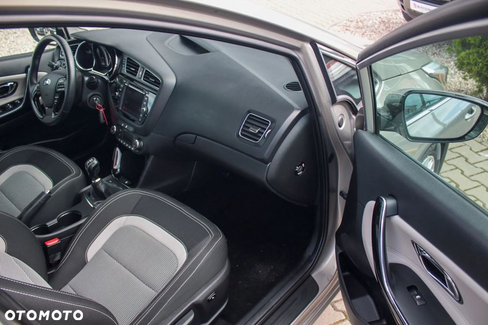 Kia Ceed 1.6 GDI Dream Team Edition - 19