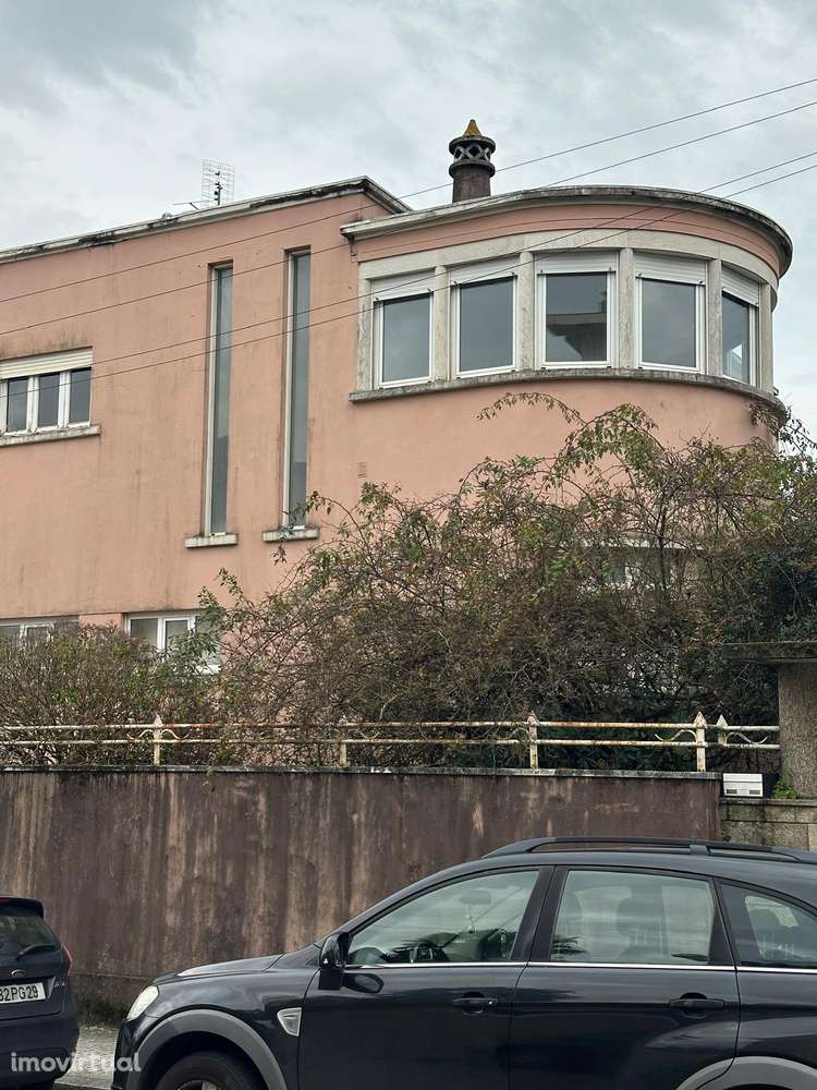 Moradia T4 com 3 casas de banho e ampla área - Grande imagem: 3/27