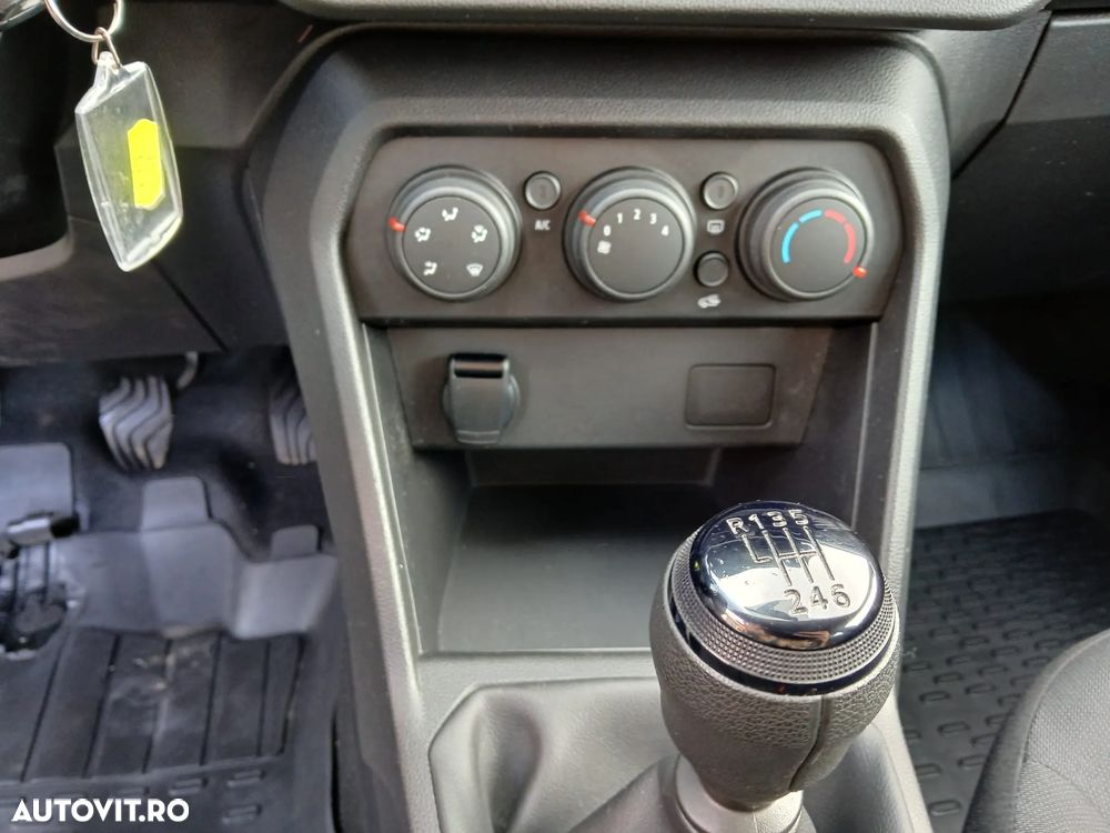 Dacia Logan TCe 90 Essential - 6