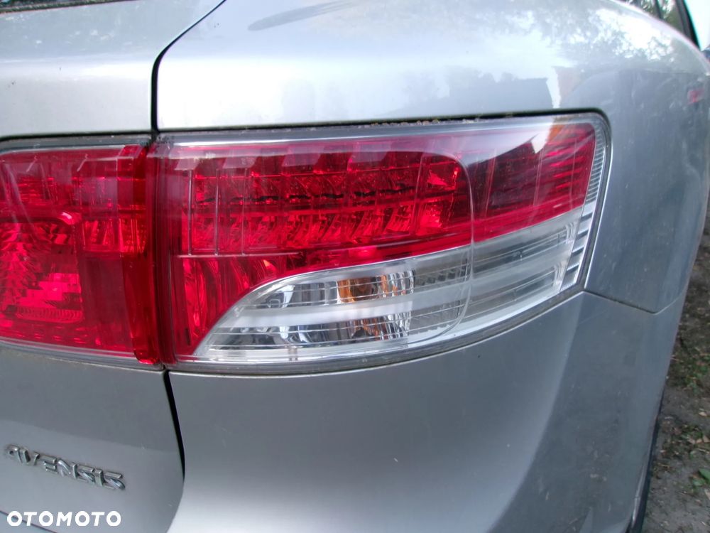 LAMPA TYŁ PRAWA  TOYOTA AVENSIS T27 09-12 KOMBI - 1