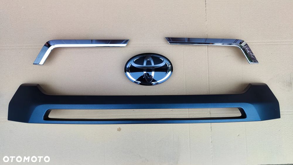 Toyota Hilux Invicible 20- Emblemat pod Radar Chrom Listwa Atrapa - 1