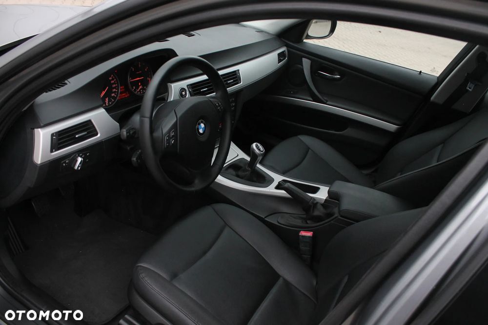 BMW Seria 3 318d DPF Edition Exclusive - 23