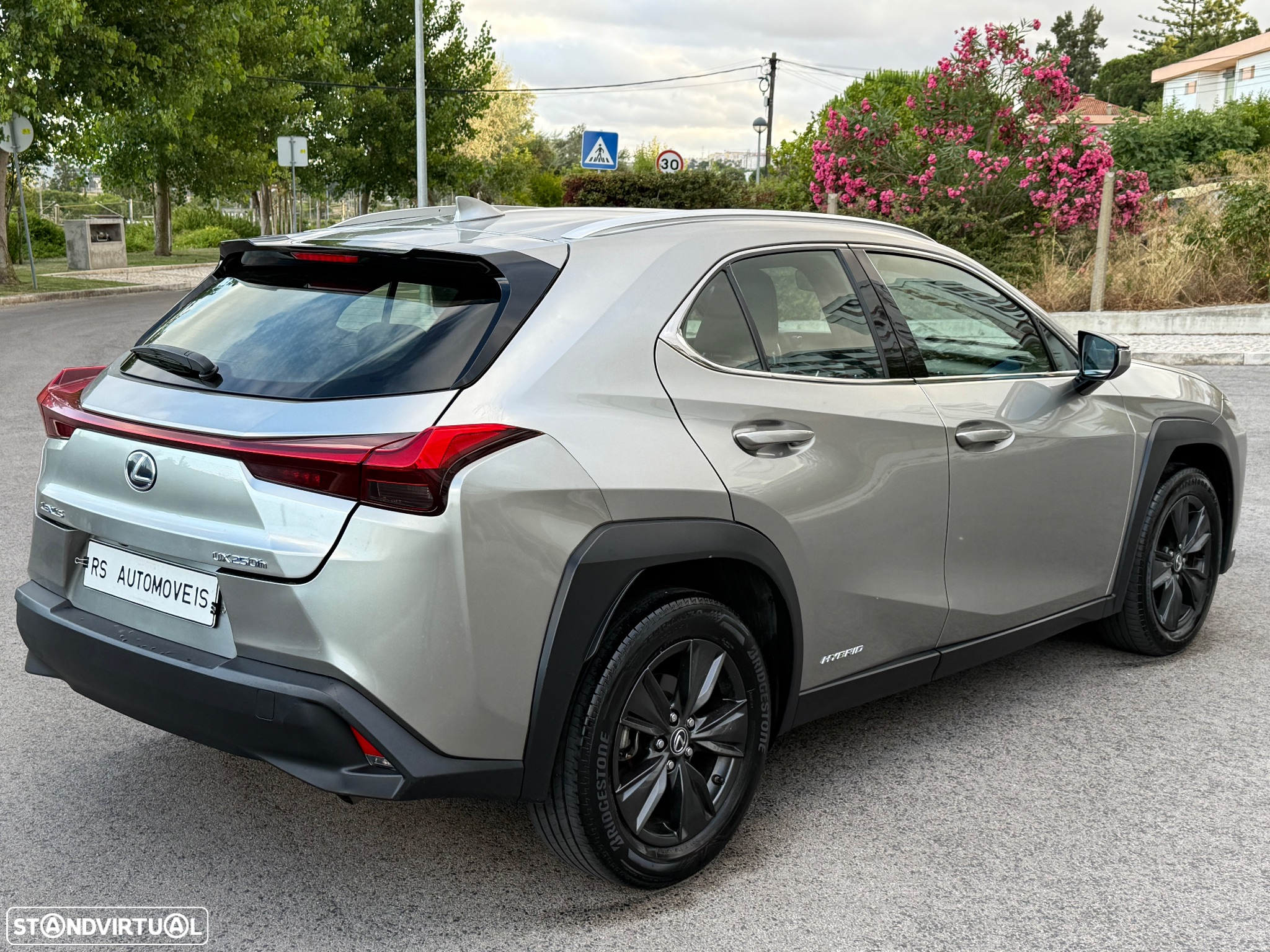 Lexus UX 250h Business - 3