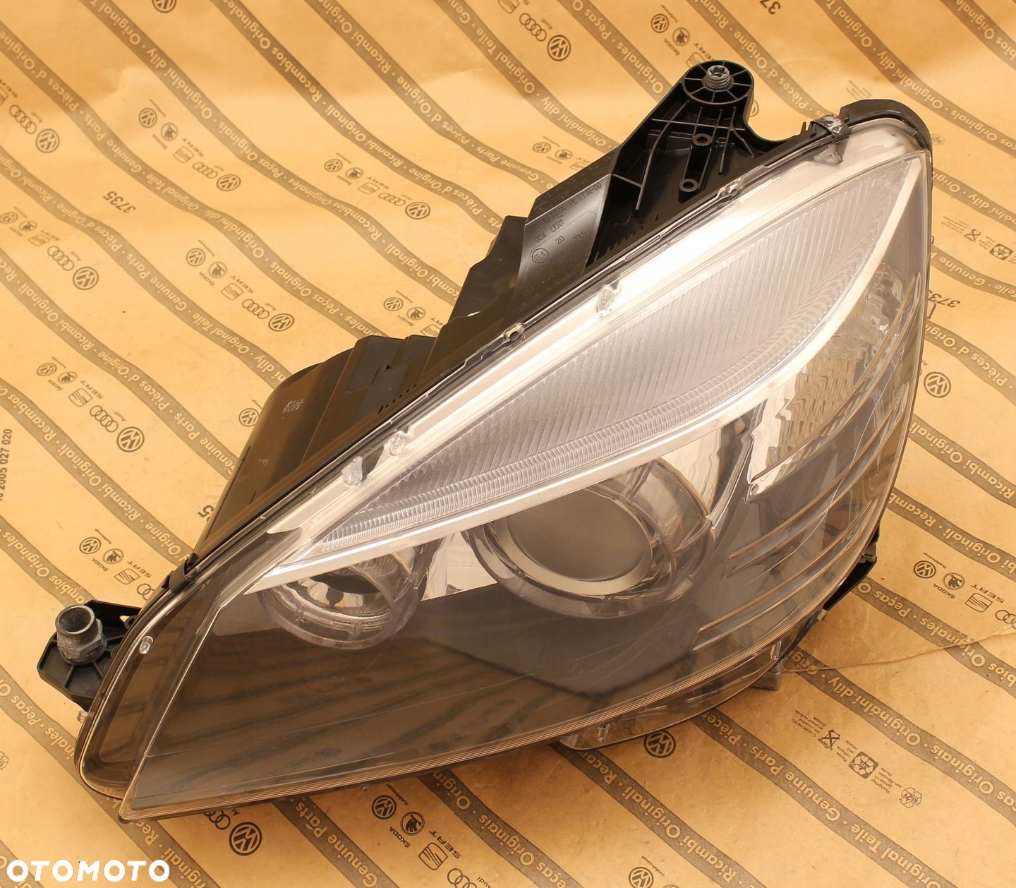 MERCEDES C-KLASA W204 AMG 07-11 LAMPA PRZÓD BI-XENON NIESKRĘTNY CZARNA - 1