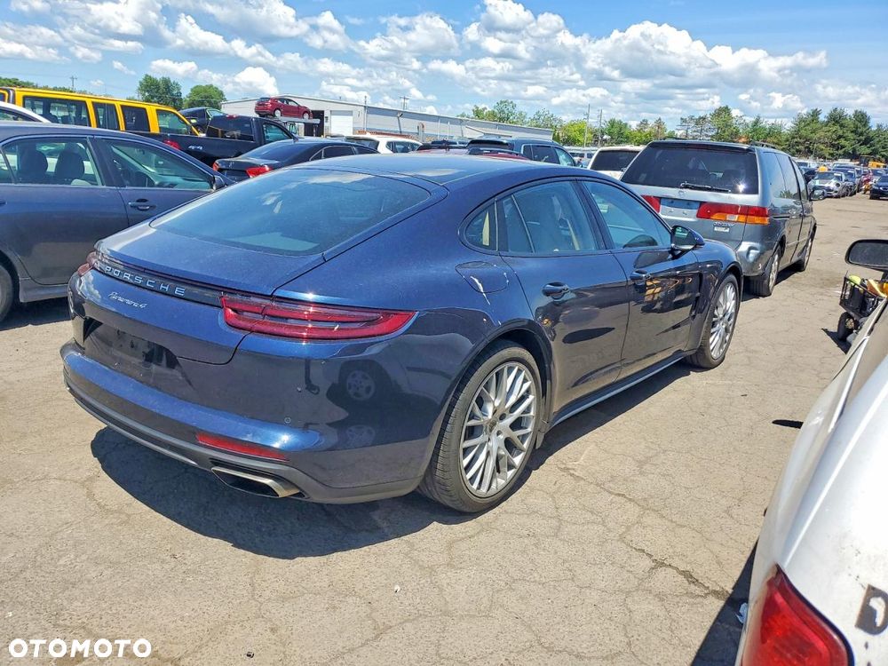Porsche Panamera - 4
