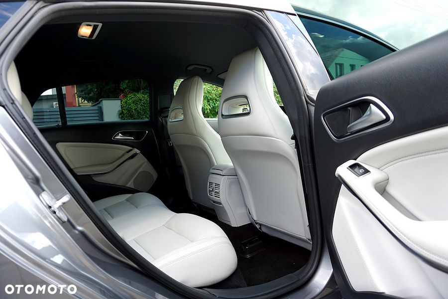Mercedes-Benz CLA 180 Peak Edition - 26