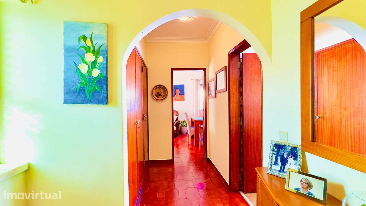 Andar de Moradia T2 | 70 m² | Varanda | Garagem | Porto Salvo - Grande imagem: 2/17
