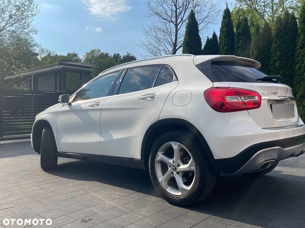 Mercedes-Benz GLA 250 7G-DCT - 4