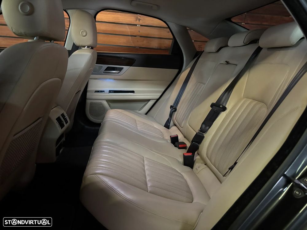 Jaguar XF 2.0 D Prestige Aut. - 9