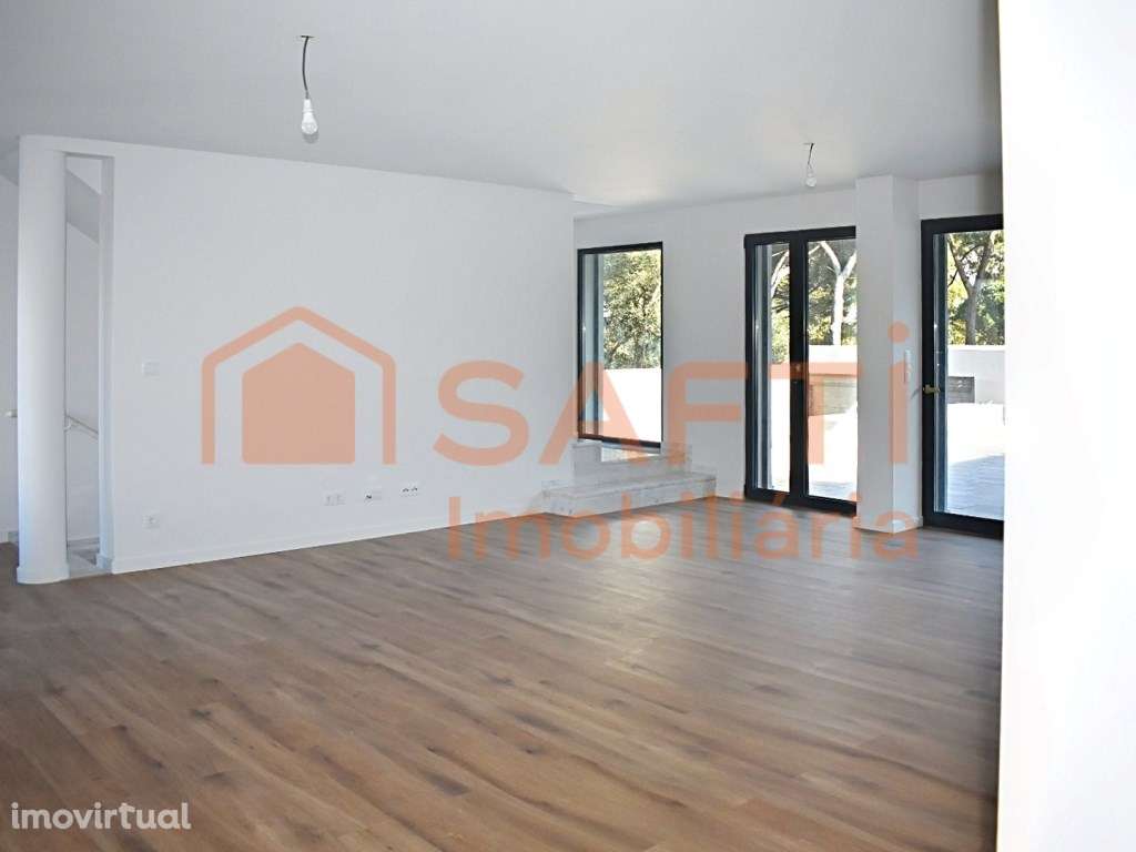 Moradia T3+1 com piscina aquecida e garagem em Barcarena - Grande imagem: 2/55