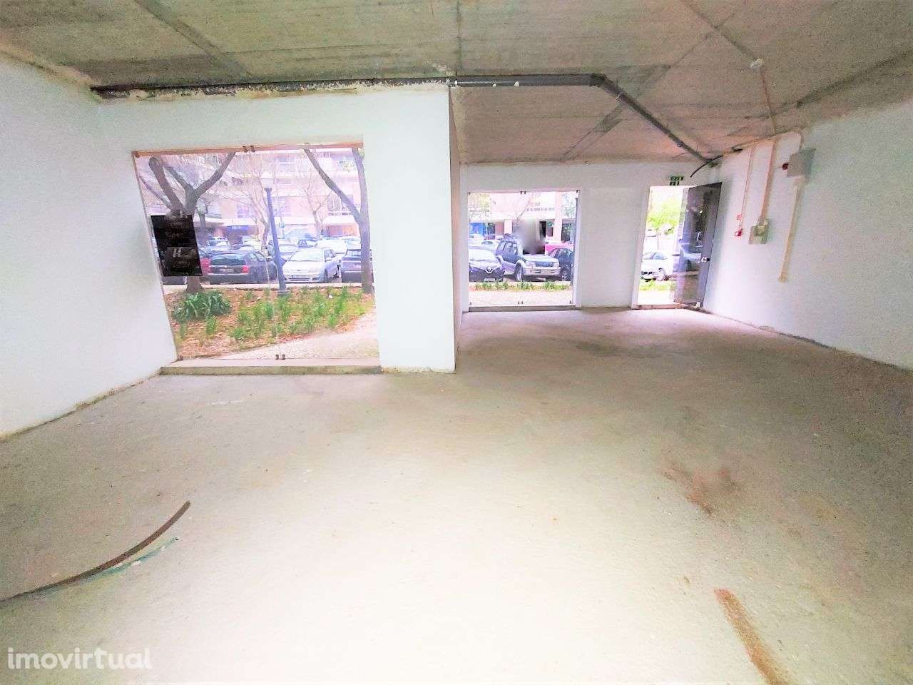 Loja/Escritório 2 grandes montras. Junto ao Hosp. Cruz Vermelha - Grande imagem: 5/13
