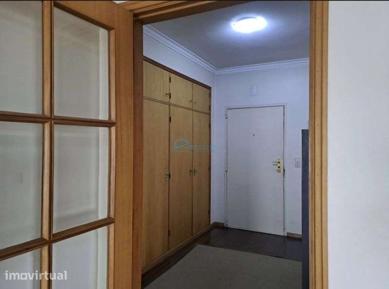 Apartamento T4 com garagem fechada, lugar de garagem e sotão - Grande imagem: 2/7