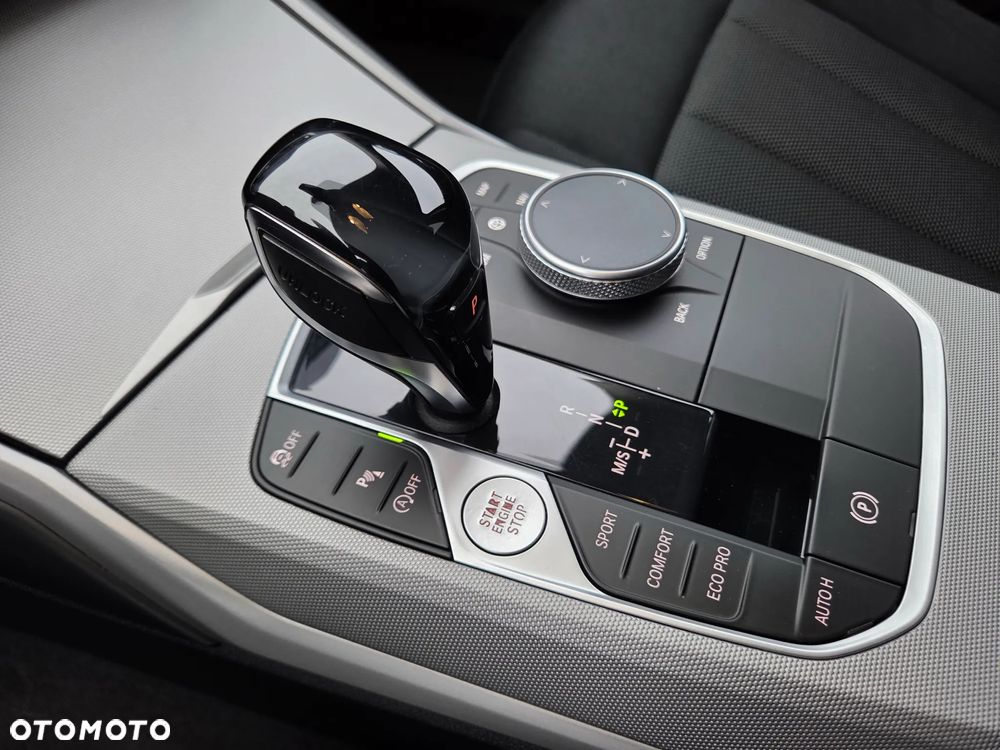 BMW Seria 3 330i Touring xDrive Sport Line - 26