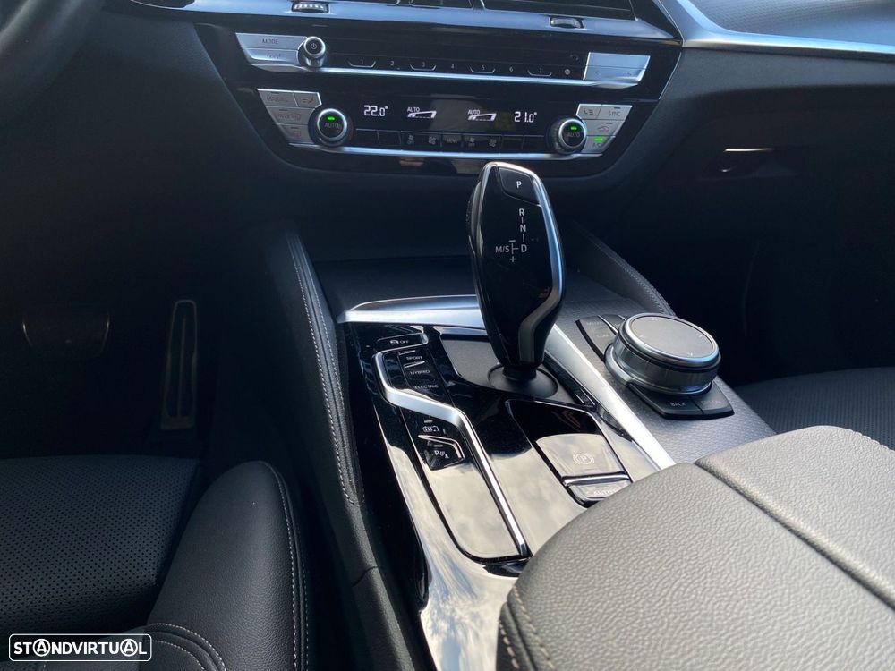 BMW 530 e Pack Desportivo M - 12