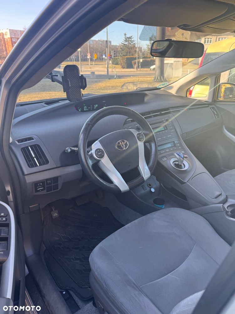 Toyota Prius (Hybrid) - 12
