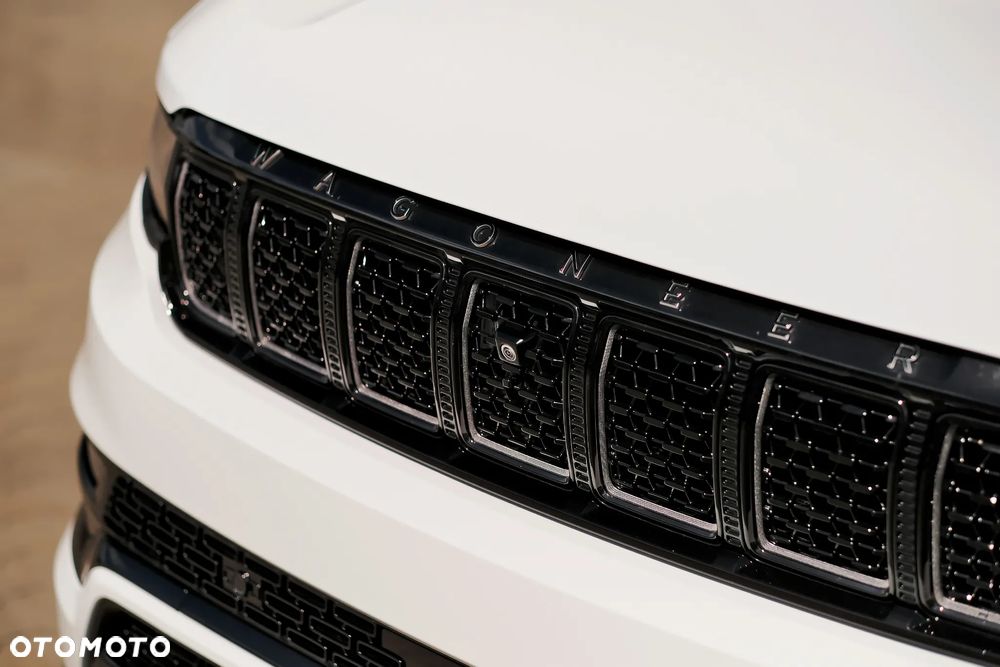 Jeep Grand Wagoneer - 13