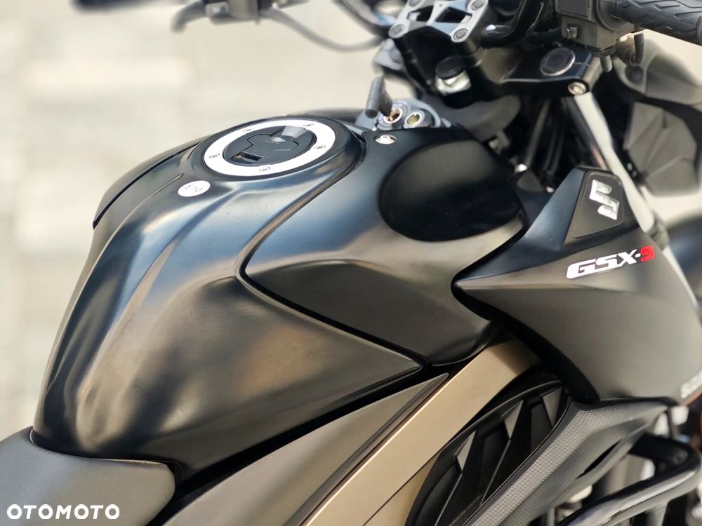 Suzuki GSX - 38