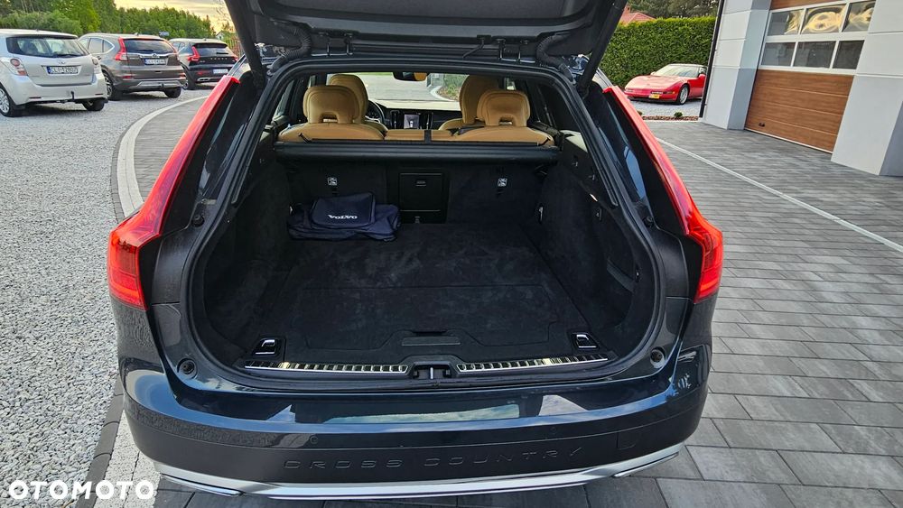 Volvo V90 Cross Country - 36