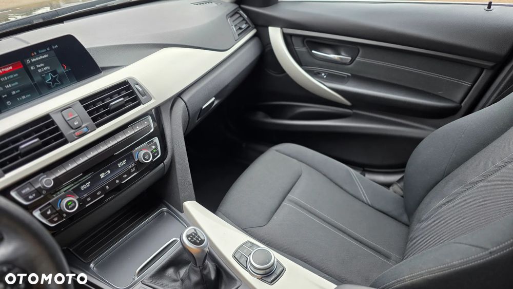 BMW Seria 3 318d Sport Line - 32