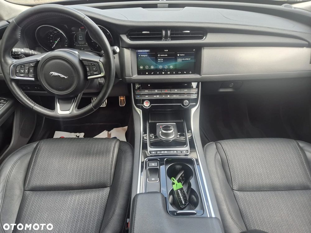 Jaguar XF 20d Prestige - 12