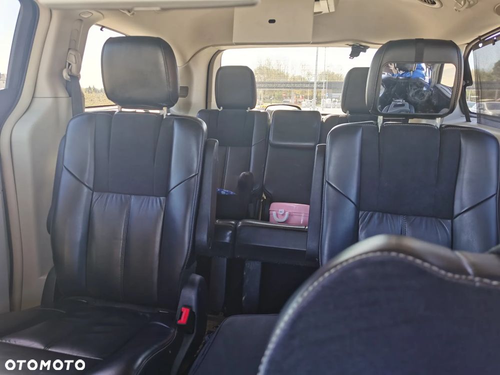 Chrysler Town & Country 3.6 Limited - 26