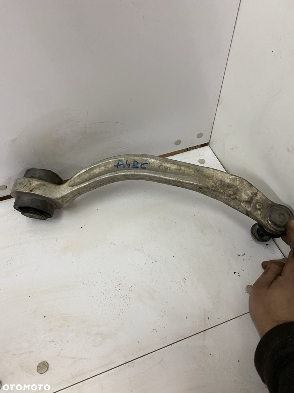 WAHACZ DOLNY BANAN PRAWY PRZOD Audi A4 B6/B7 - 2