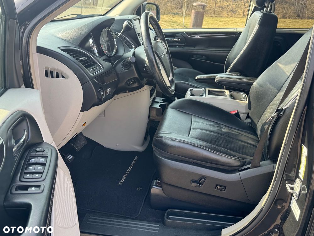 Chrysler Town & Country 3.6 Limited - 8