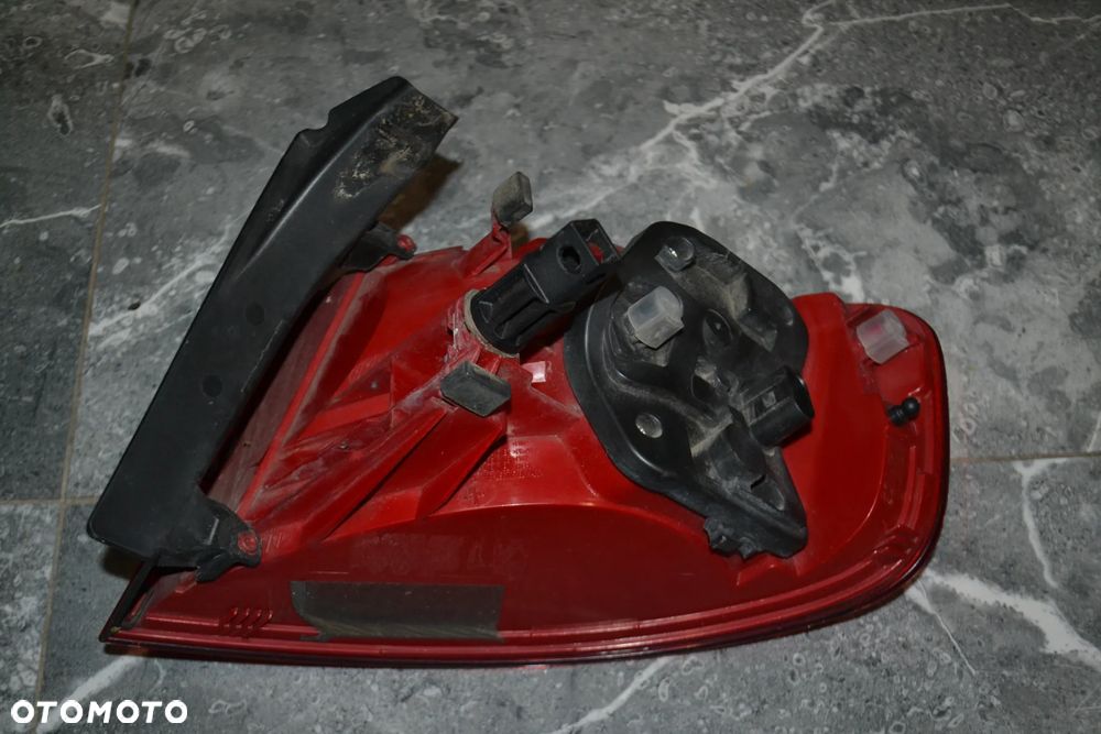 AUDI A4 B8 SEDAN LAMPA LED TYŁ TYLNA LEWA W BŁOTNIK  8K5945095B STAN - 2