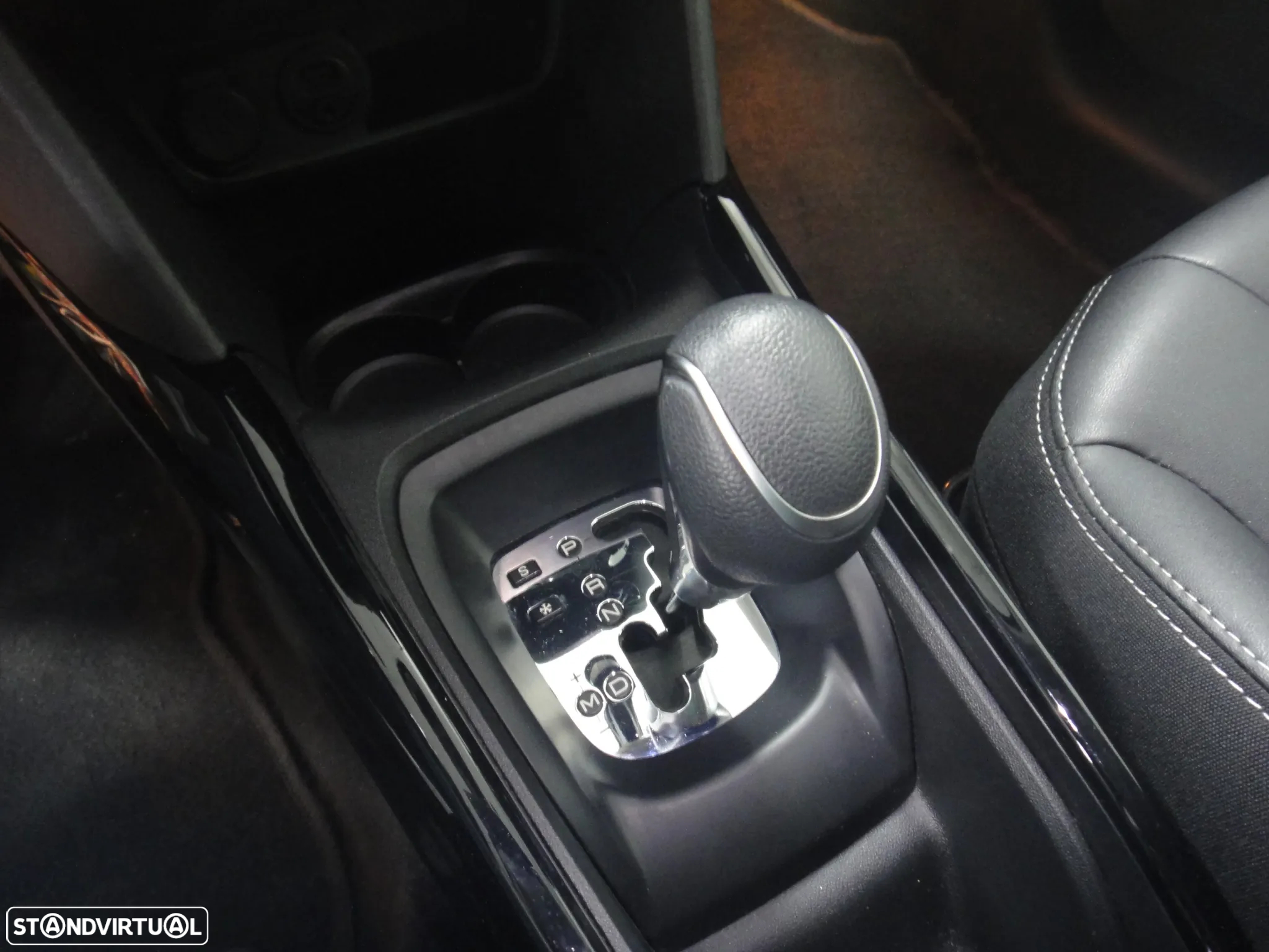 Peugeot 2008 1.2 PureTech Allure EAT6 - 21