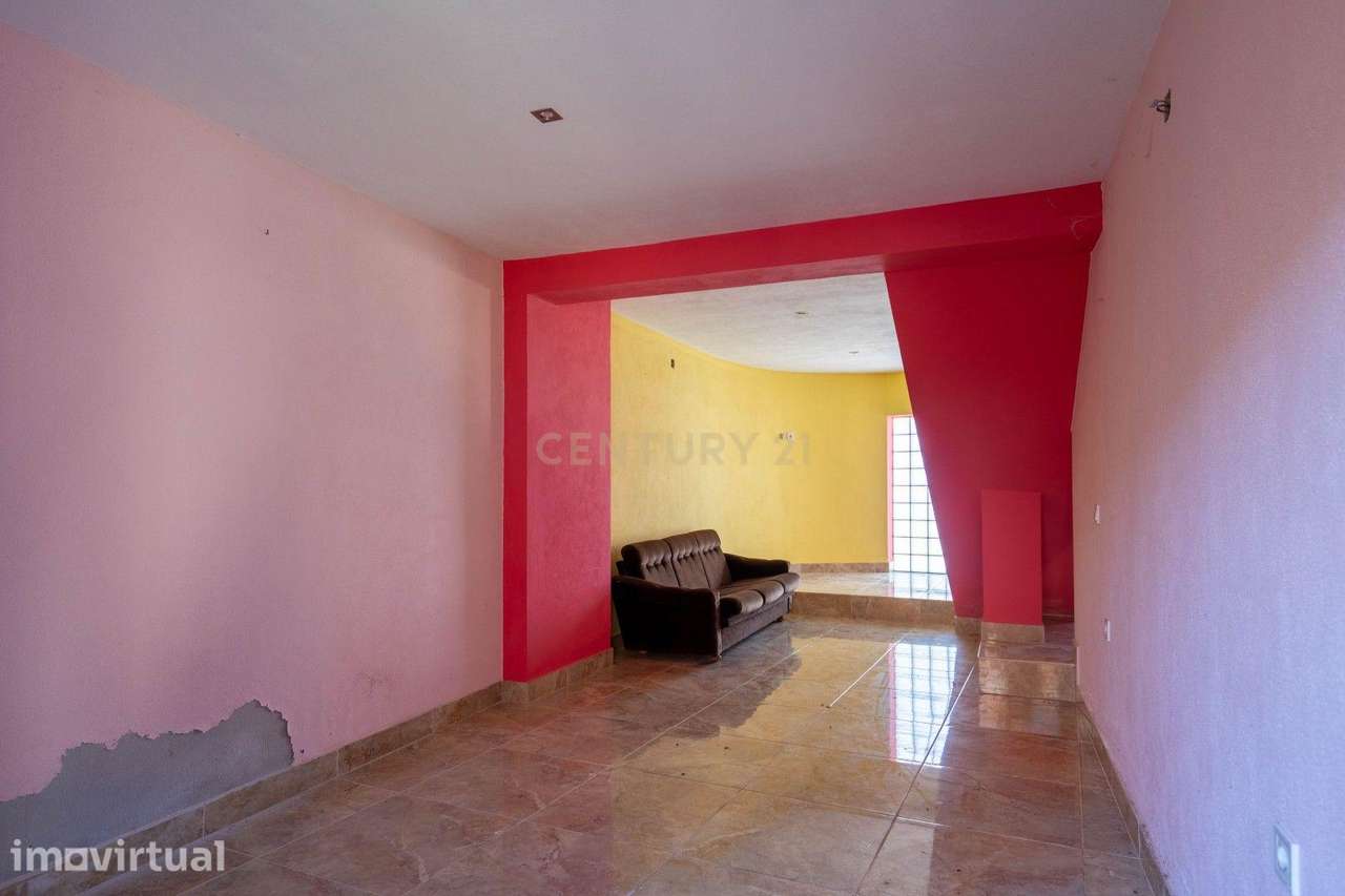 Moradia T3 em renovação com pátio, arrumos numa localização sossegada - Grande imagem: 2/26