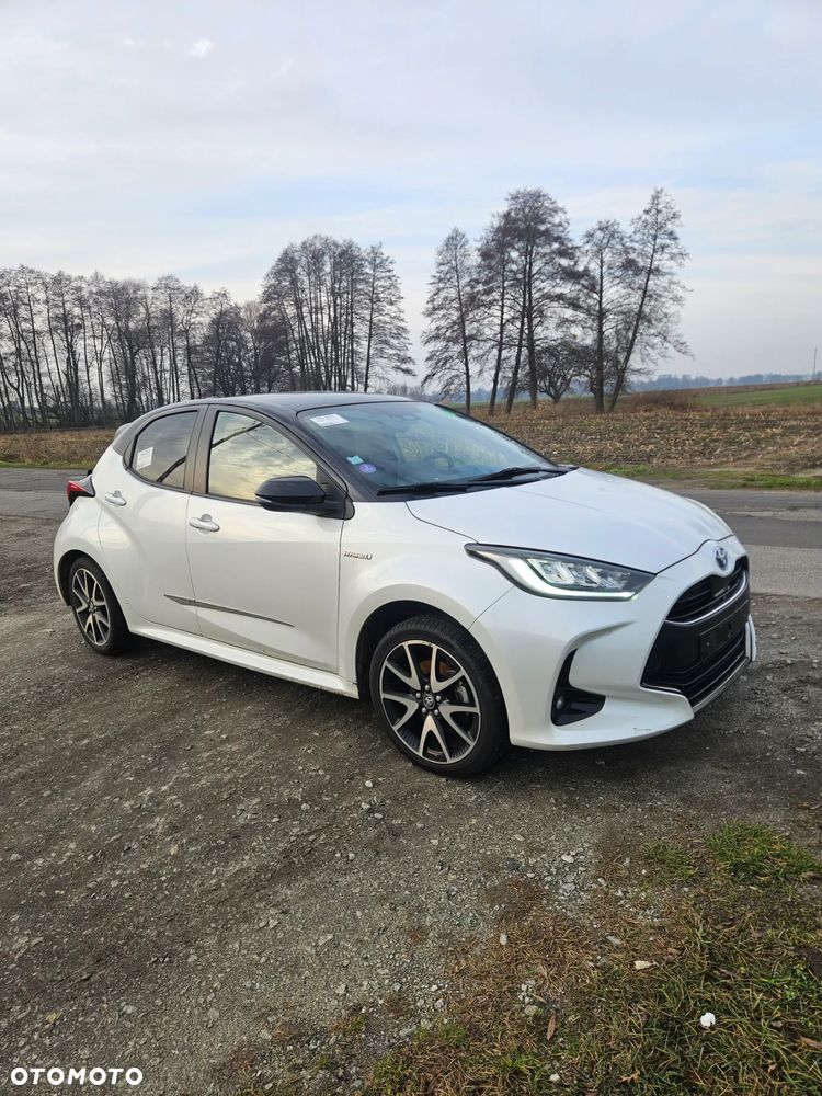 Toyota Yaris Hybrid 100 Selection - 2
