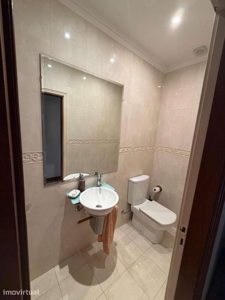 Quarto - localizado em Oliveira do Douro Porto - Grande imagem: 2/13