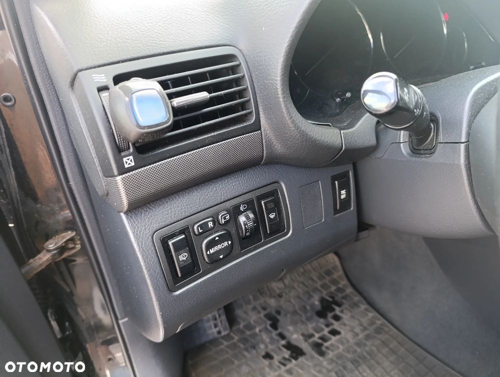Toyota Avensis 2.0 VVT-i Combi Sol - 10