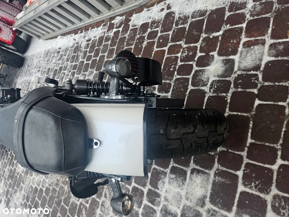 Harley-Davidson Sportster Custom 883C - 18