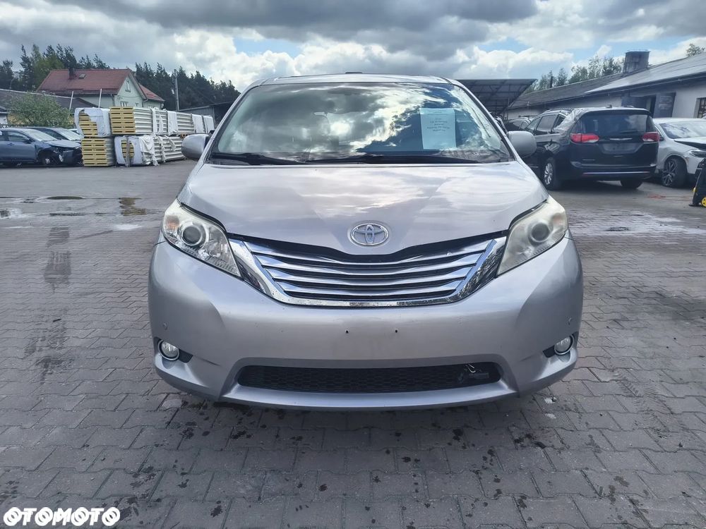 Toyota Sienna - 4