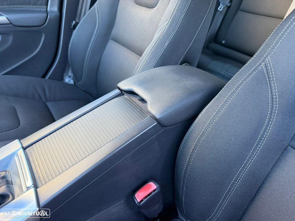 Volvo V60 D2 Momentum - 19